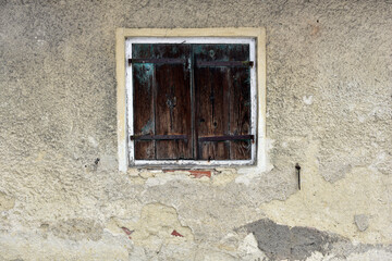 alte Fenster und Türen auf Holz, Farbe, Rost, verwittert, abbröckeln, verfallen, Ruine