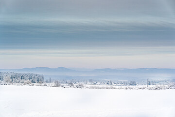 Fototapeta na wymiar Winter Schnee Wald Feld Landschaft