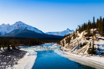 Obraz premium Beautiful landscape at Saskatchewan River Crossing on the Icefields Parkway, Canada