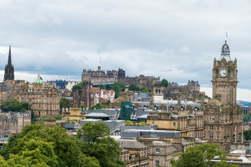 Fototapeta na wymiar Blick über die Altstadt von Edinburgh auf den Schloßberg
