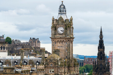 Fototapeta premium Blick über die Altstadt von Edinburgh mit Schloß, historischem Balmoral Hotel und Scotts Monument