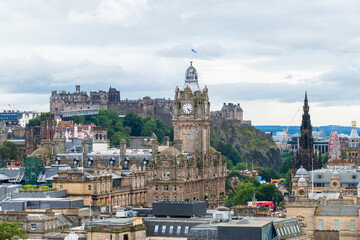 Blick &uuml;ber die Altstadt von Edinburgh mit Schlo&szlig;, historischem Balmoral Hotel und Scotts Monument