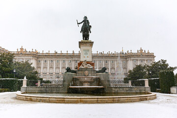 Obraz premium Madrid, Spain- January 9, 2021: Royal Palace of Madrid covered by snow and cold from storm Filomena. Great snowfall in Madrid. Snow storm.