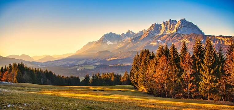 Late evenings in the mountains are quiet and with smooth light and without tourists - mountain panorama wilder kaiser