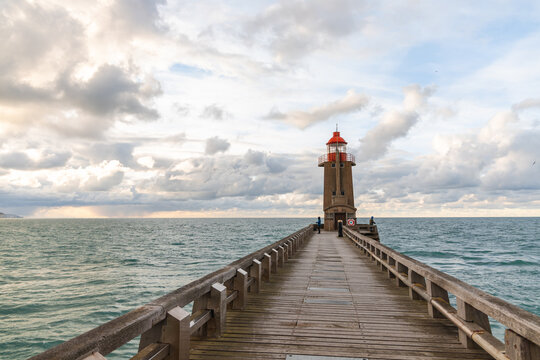 Le phare de rouge de Fécamp avec vue sur la mer et l'horizon, en Normandie