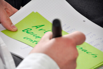 Konferenz Notizen / Hand mit Stift