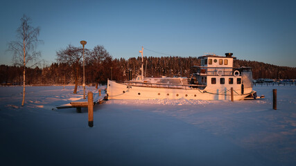 Schiff Boot Dampfer Flussdampfer Kahn Eisbrecher im Hafen am Steg in Lahti Finnland Winter gefrohren