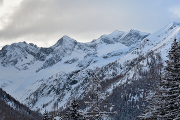 Fototapeta na wymiar Chiareggio mounting ridge in winter