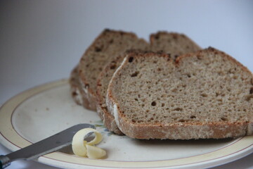 tranche de pain de seigle avec beurre