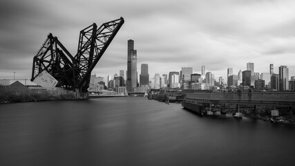 Chicago, Illinois, USA: Skyline von Chicago mit St. Charles Air Line Bridge. Blick vom Ping-Tom-Gedenkpark. Schwarz-Weiß-Langzeitbelichtung.