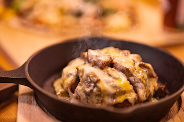 焼き立てで湯気が出てる美味しそうなチーズハンバーグ