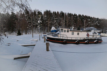 Schiff Boot Damper Flussdampfer Kahn Eisbrecher im Hafen bei Eis und Schnee in Lahti Finnland