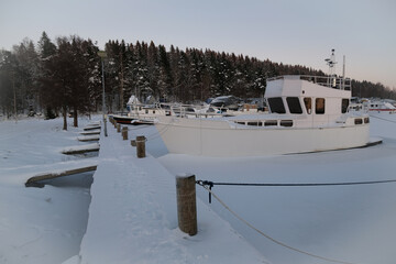 Schiff Boot Damper Flussdampfer Kahn Eisbrecher im Hafen bei Eis und Schnee in Lahti Finnland