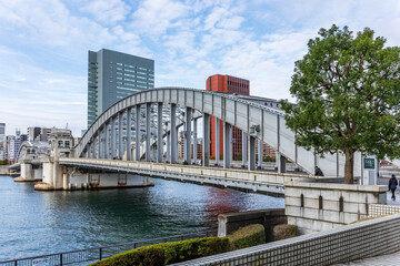 Fototapeta na wymiar 隅田川に架かる勝鬨橋を南方から臨む
