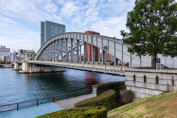隅田川に架かる勝鬨橋を南方から臨む