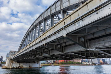 隅田川に架かる勝鬨橋を南方から見上げる