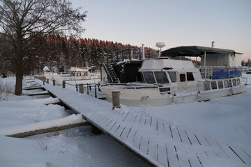 Schiff Boot Damper Flussdampfer Kahn Eisbrecher im Hafen bei Eis und Schnee in Lahti Finnland