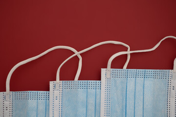 Altagsmasken vor roten Hintergrund gegen eine ansteckung mit dem Corona virus