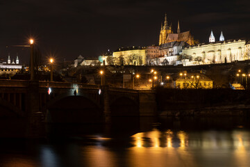 Fototapeta na wymiar .Prague Castle and the Church of St. Vitus in the center of Prague and the light from street lighting