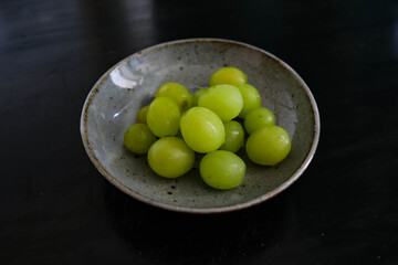 シャインマスカット、和食器で。