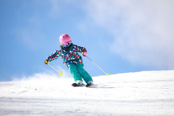 スキーをする女の子