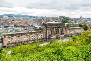 Blick vom Calton Hill auf das Parlamentsgebäude und die Altstadt von  Edinburgh