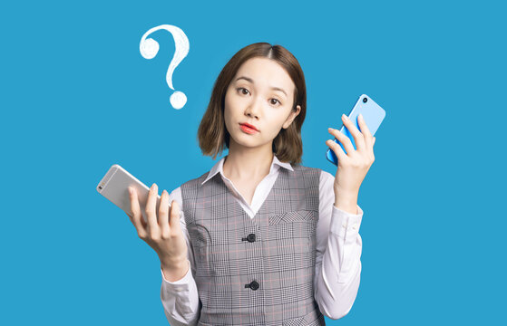 スマホを比較する女性