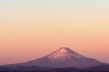 朝焼けに染まる富士山