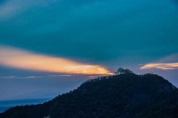 兵庫県・旧播磨の国山城跡に厚い雲間からの非日常的な朝陽、善防山朝焼け　The sky above the mountain was torn!