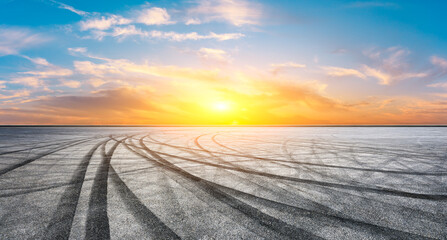 Obraz premium Asphalt race track road and sky clouds at sunset.Road ground background.