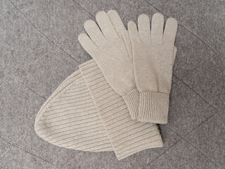 Woolen gloves, beige hat and sweater.