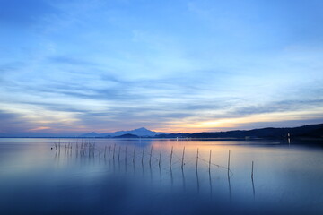 島根県の海岸から雪の伯耆大山と青空