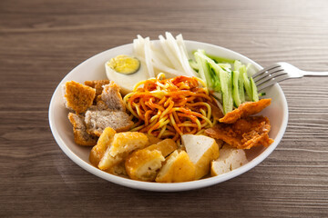 Mee Rojak is Malaysia Indian food of noodle with peanut sauce.