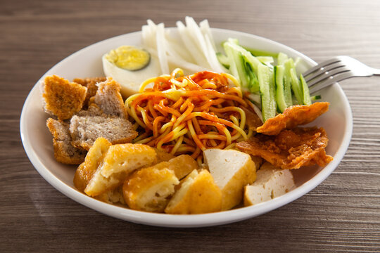 Mee Rojak is Malaysia Indian food of noodle with peanut sauce.