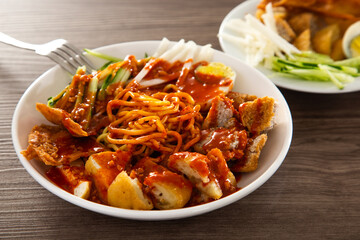 Mee Rojak is Malaysia Indian food of noodle with peanut sauce.