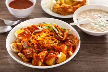 Mee Rojak is Malaysia Indian food of noodle with peanut sauce.