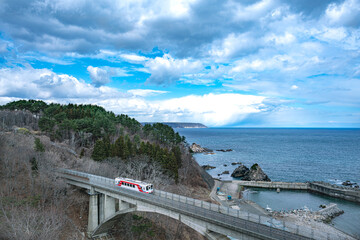 Obraz premium 海沿いを走る鉄道 