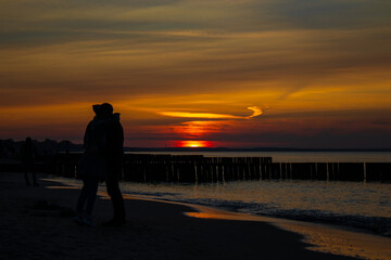 Fototapeta na wymiar kissing couple at the beach