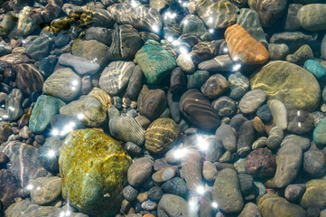 海の浜にあるカラフルな小石