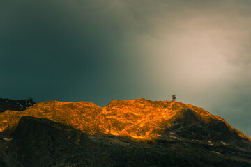 une montagne et un coucher de soleil. Un rayon de lumière sur le sommet d'une montagne