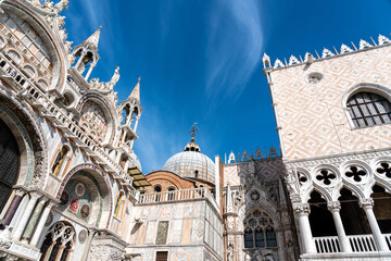 Blick auf die Kirche San Marco und den Palazzo Ducale gegen den strahlenden Himmel in Vendig