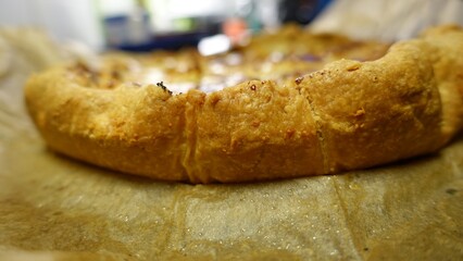 The cornice of a flan filled with pears, walnuts and gorgonzola cheese
