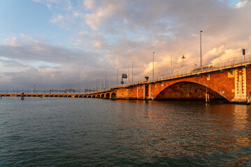 Fototapeta na wymiar die Ponte della libertà in Venedig im Licht der untergehenden Sonne 
