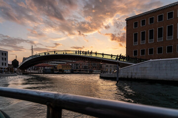 die Ponte della Costituzione in Venedig von Santiago Calatrava im Gegenlicht der untergehenden Sonne