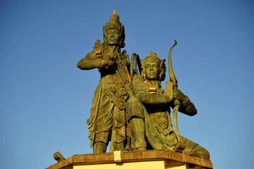 Fototapeta na wymiar Arjuna and Kresna statue at Nusa Dua Beach, Bali, Indonesia - クリシュナ アルジュナ 銅像 ヌサドゥア バリ インドネシア