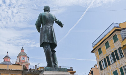 Statua di Giuseppe Mazzini in piazza a Chiavari, in provincia di Genova, Liguria, Italia. - obrazy, fototapety, plakaty