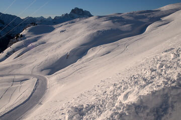 un bel panorama innevato di montagna, le dolomiti coperte dalla neve