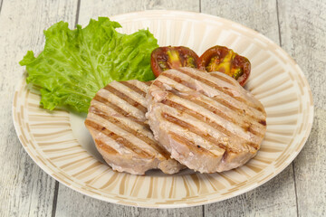 Grilled tuna steak with kumato