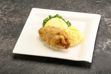 Crispy chicken cutlet with mashed potato
