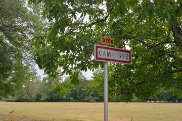 Panneau du village Campagne (24260) dans la campagne du Périgord sous un noyer, département de la Dordogne en région Nouvelle-Aquitaine, France